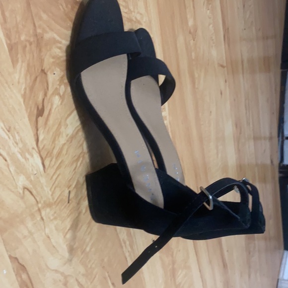 Size 7 black heels - Picture 2 of 4